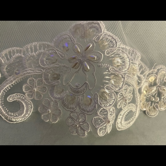 SPARKLE SEQUINS AND FLORAL LACE DESIGN Dress-Veil-Gloves. Dress is flowing - Picture 8 of 16